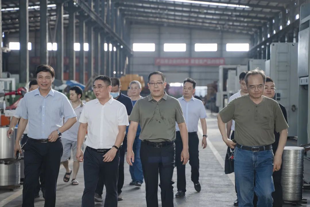 衡東縣縣委副書記、縣長對朝陽集團自動化生產(chǎn)線進行視察